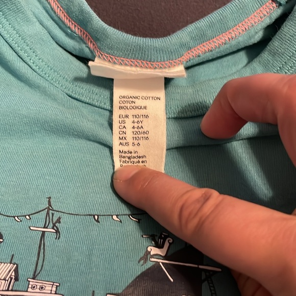 H&M x Jonas Claesson boys t-shirt teal with shark design. Size 4-6 yrs. - Picture 3 of 6